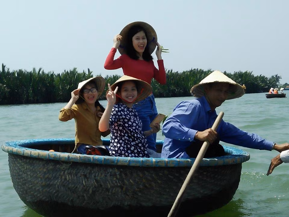 Du khách được đắm mình trong một không gian dừa nước bạt ngàn xanh mát.