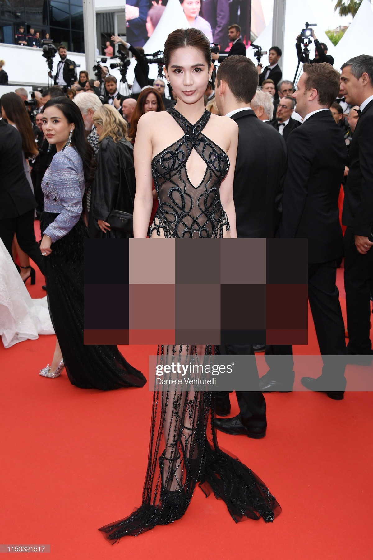 Thậm chí, nặng nề hơn nhiều dân mạng trong nước cũng cho rằng việc Ngọc Trinh xuất hiện phản cảm ở LHP Cannes khiến làm xấu đi hình ảnh Việt Nam trong mắt bạn bè Quốc tế và yêu cầu các cơ quan quản lý vào cuộc.