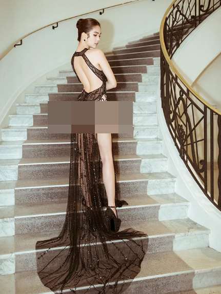 Ekip của Ngọc Trinh cũng tiết lộ còn chuẩn bị một bộ đầm khác, mỏng không kém và cũng xẻ không kém để thả dáng tại LHP Cannes ngày kế tiếp.