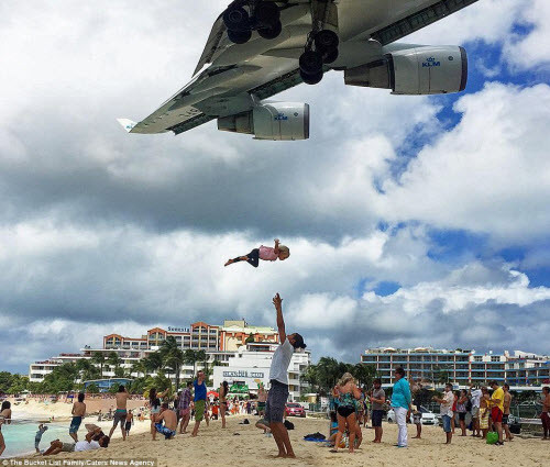 Triệu phú 25 tuổi đã quyết định bán ứng dụng quét mã điện thoại di động QR cho công ty Snapchat vào năm ngoái với giá 54 triệu USD và gửi khoản tiền này vào ngân hàng. Họ cũng bán toàn bộ tài sản còn lại với giá 45.000 USD để lấy tiền cho cả nhà đi du lịch.