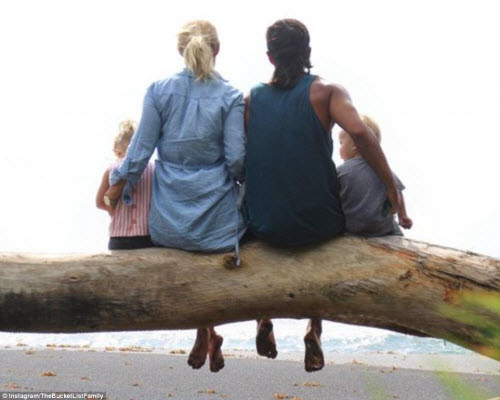 Ban đầu, Garrett Gee định cùng gia đình nhỏ của mình du lịch vòng quanh thế giới trong 5 tháng, nhưng sau 9 tháng họ vẫn chưa có kế hoạch quay trở về nhà.