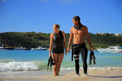 Garrett Gee và Jessica còn mời thêm bạn bè tham gia hành trình du lịch cùng họ.