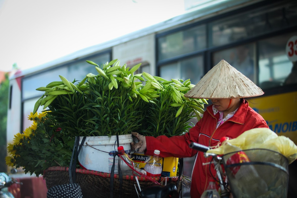 Thang Tu ve, thieu nu Ha thanh dep tinh khoi ben hoa loa ken