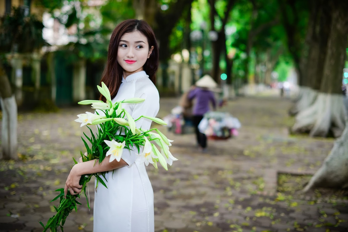 Những chiếc xe đạp cũ chở màu trắng muốt của thúng hoa loa kèn ven đường nhắc nhở mọi người mùa hè đang đến. Tháng Tư Hà Nội cũng đáng nhớ hơn vì những bông hoa dịu dàng ấy. Ảnh: Thế Đại