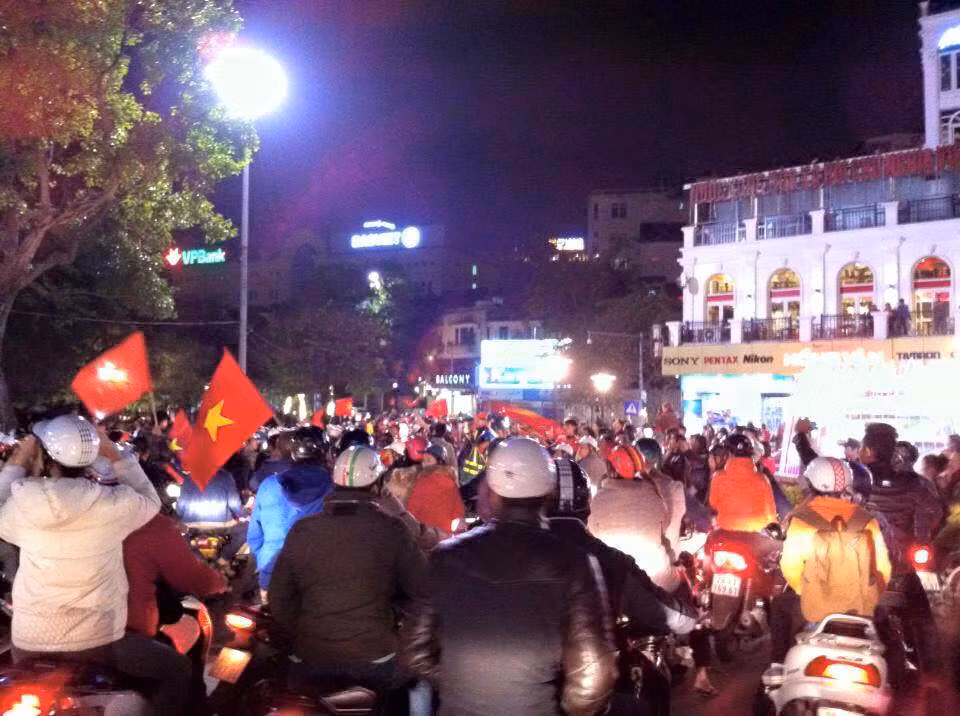 Còn ở Việt Nam, một bộ phận NHM đã đổ ra đường để ăn mừng chiến tích của các cầu thủ ĐT Futsal Việt Nam.