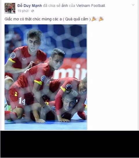 Trong khi đó, giới cầu thủ VN cũng đã gửi lời chúc mừng các đồng nghiệp thi đấu môn futsal. Tiêu biểu như tuyển thủ QG, tiền vệ Đỗ Duy Mạnh, anh chia sẻ hình ảnh ăn mừng của đội tuyển VN từ trang Vietnam Football kèm theo dòng “Giấc mơ có thật. Chúc mừng các anh (quá quả cảm).