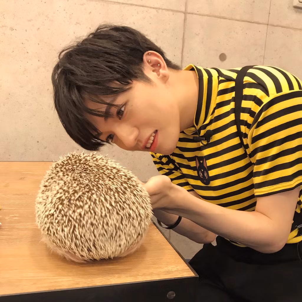 Theo All Kpop, Kondo Yohdi mang trong mình hai dòng máu Nhật - Hàn. Anh chàng thu hút nhiều sự chú ý khi sở hữu vẻ ngoài điển trai, pha chút ngây thơ, đáng yêu.