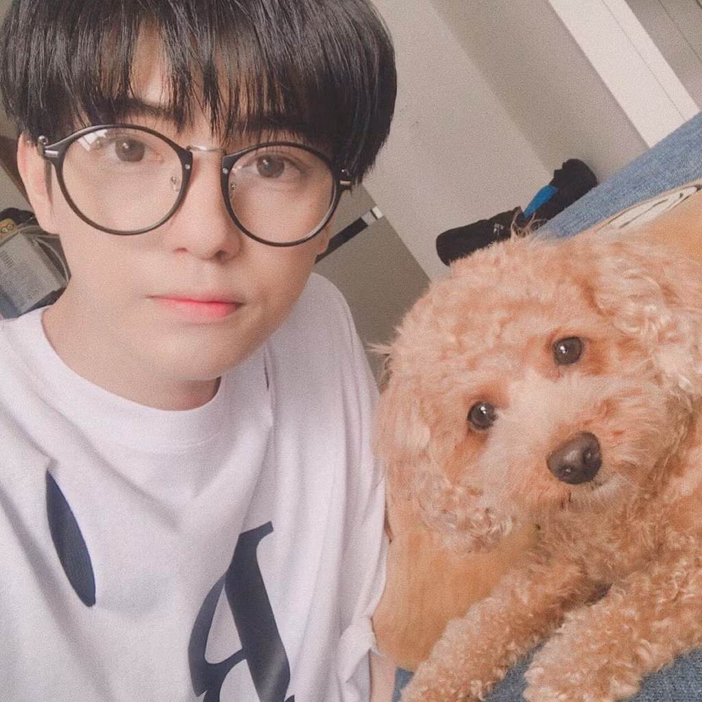 Kondo Yohdi khá quan tâm đến việc trang điểm theo phong cách Hàn Quốc. Cậu hiện sở hữu một kênh YouTube riêng với hơn 121.000 lượt theo dõi, thường xuyên đăng tải các video hướng dẫn trang điểm kiểu Hàn.