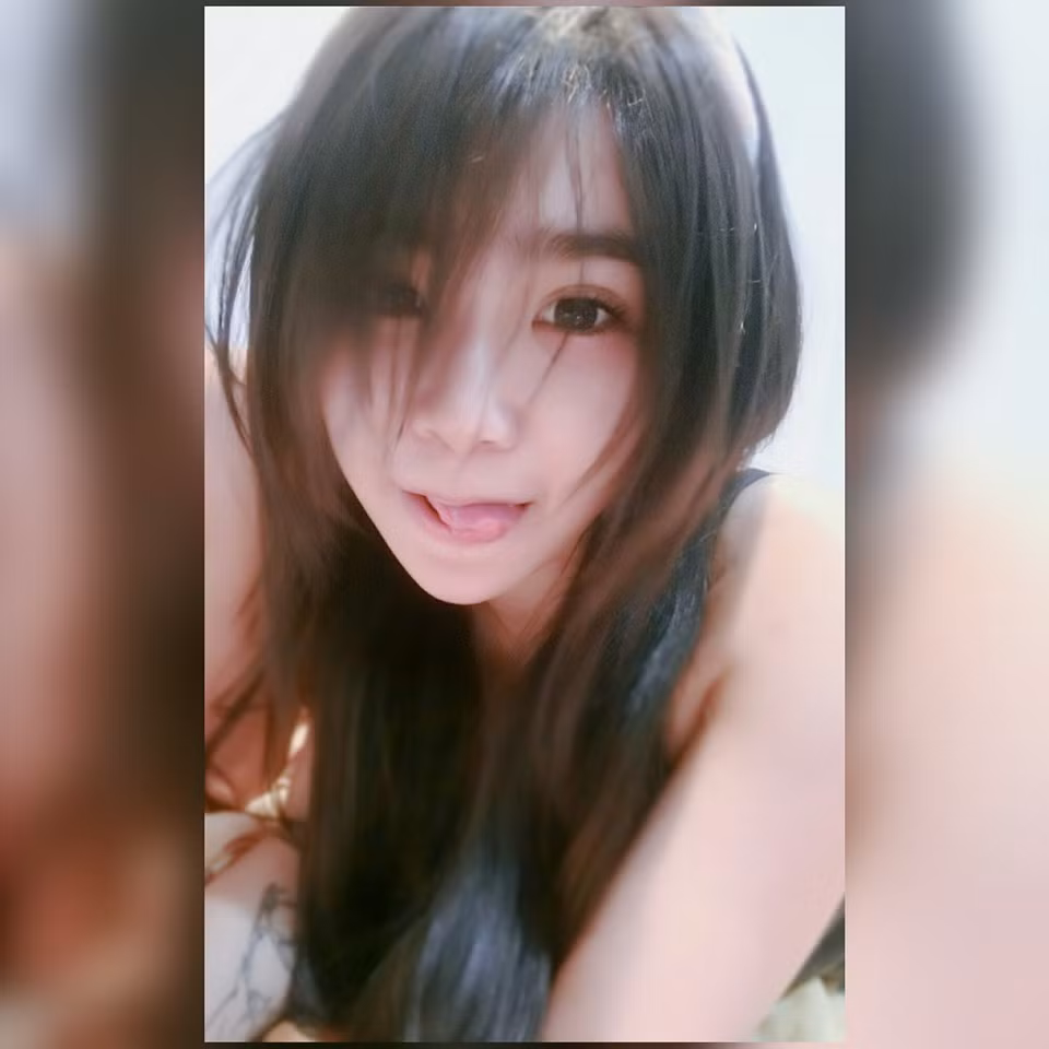 Mới đây, bức ảnh chụp lại gương mặt mộc của cô khi không trang điểm và sử dụng các phần mềm chỉnh sửa ảnh khiến dân mạng “sốc toàn tập”.