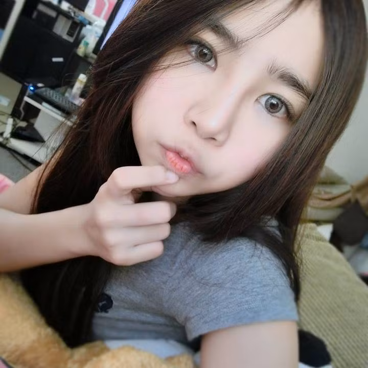 Cô hot girl Thái sở hữu gương mặt xinh đẹp hoàn hảo, làn da trắng không tì vết và những đôi môi nở nụ cười thân thiện.