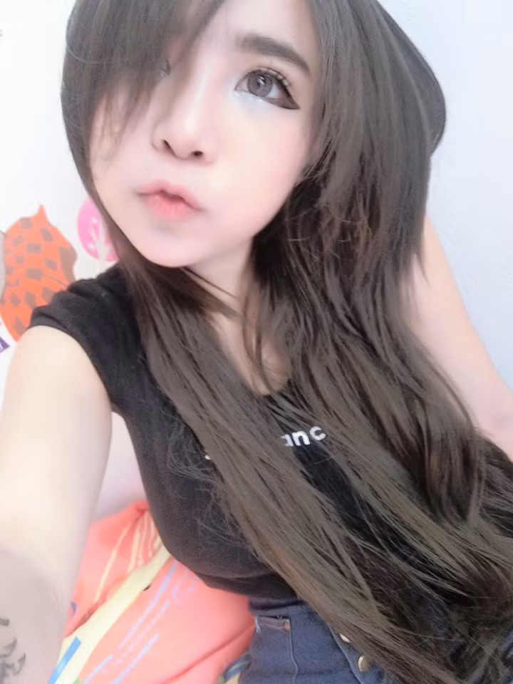 Mới đây, lại thêm một cô nàng hot girl Thái Lan nữa được các "thánh mạng" tại xứ sở Chùa Vàng phát hiện. Nhan sắc hoàn hảo từng đường nét của cô nàng này khiến hàng triệu thanh niên phải say đắm.