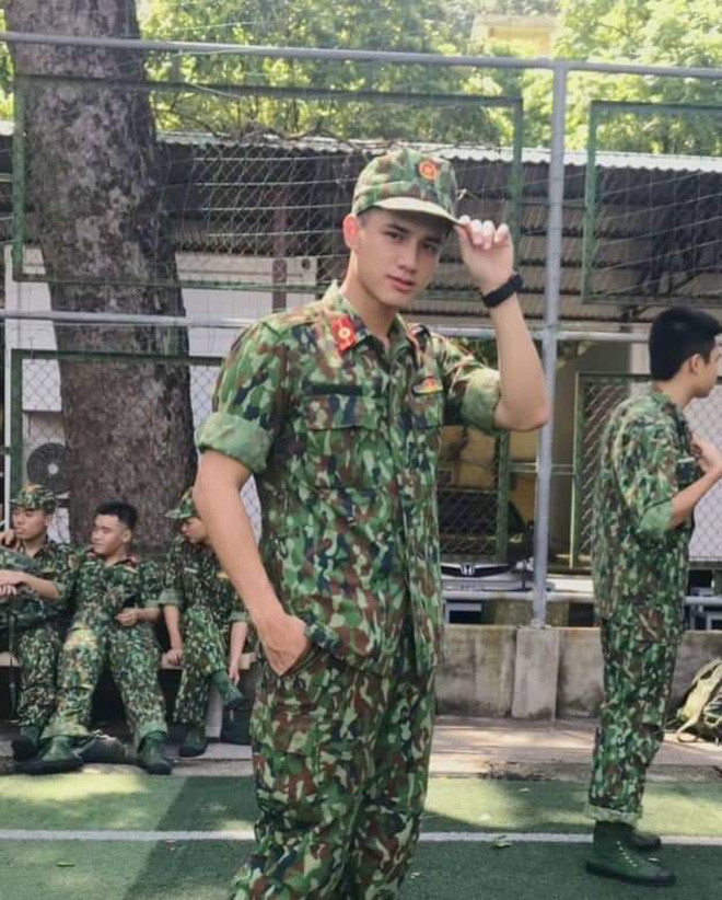 Những bức ảnh mặc quân phục của Linh ngay sau khi đăng tải nhanh chóng nhận được hàng ngàn lượt like, share và comment khen ngợi từ dân mạng.