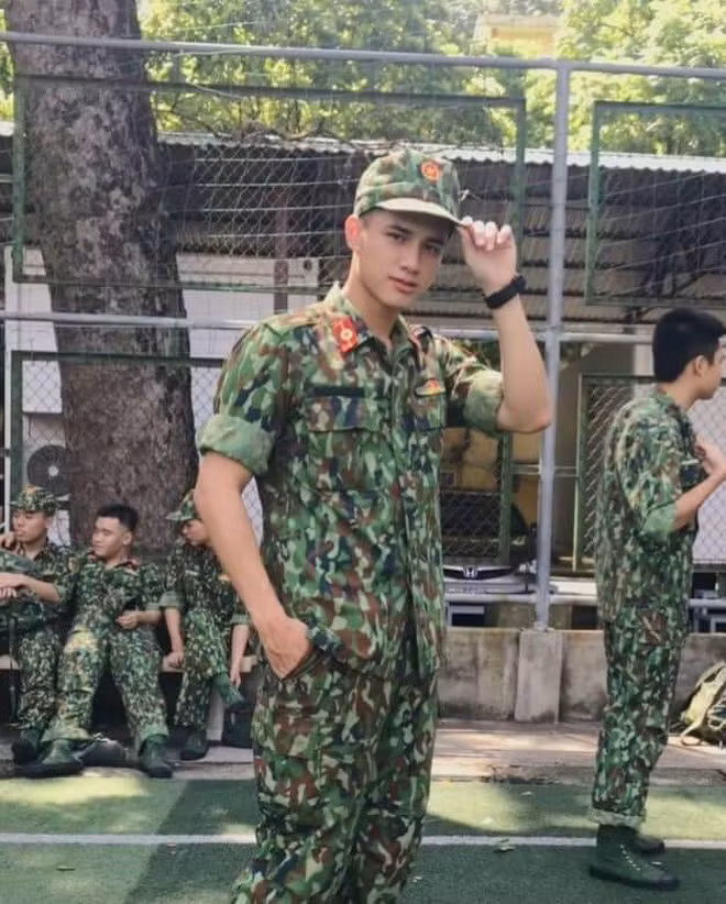 Những bức ảnh mặc quân phục của Linh ngay sau khi đăng tải nhanh chóng nhận được hàng ngàn lượt like, share và comment khen ngợi từ dân mạng.