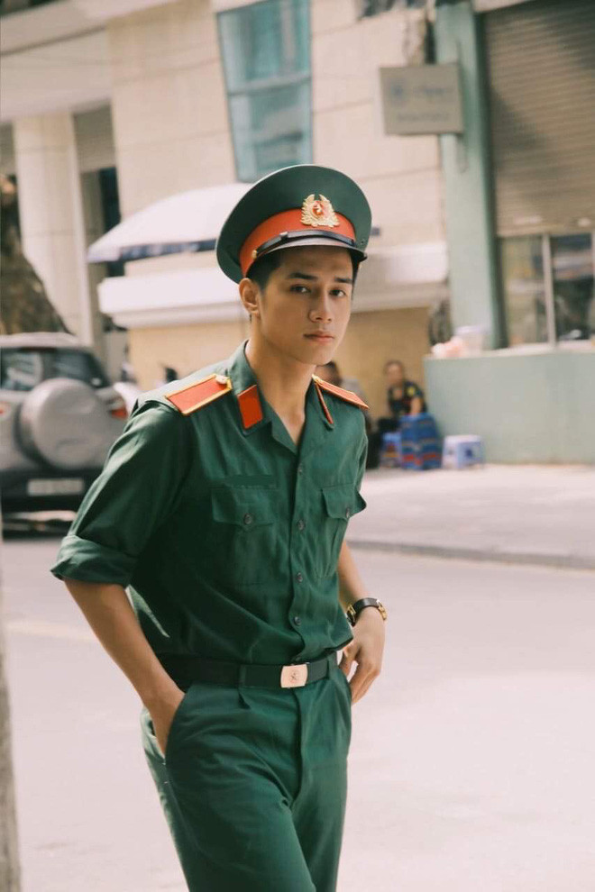 Chưa hết, chàng nam sinh Học viện Quân y Hà Nội còn sở hữu chiều cao chuẩn 1m71. Với chiều cao này, nhiều chị em tiếc nuối rằng tại sao không đi làm người mẫu thì phí quá.