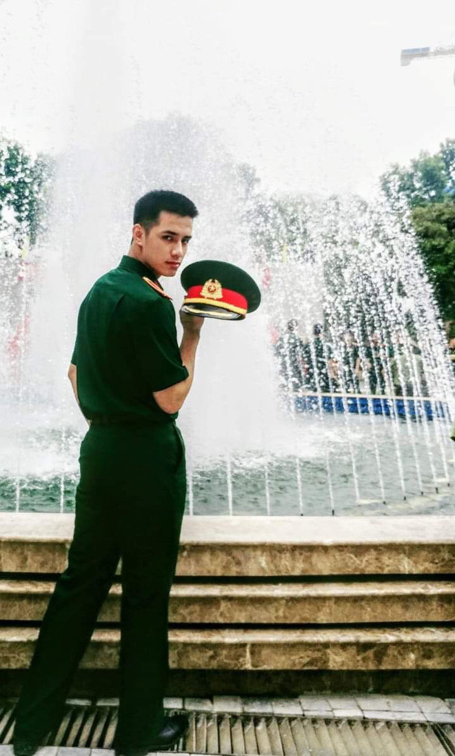 Theo nhận xét của chị em, điểm nhấn khiến họ phải chú ý tới Đình Linh đó là gương mặt góc cạnh, sống mũi cao, hàng chân mày đậm chuẩn soái ca trường người ta.