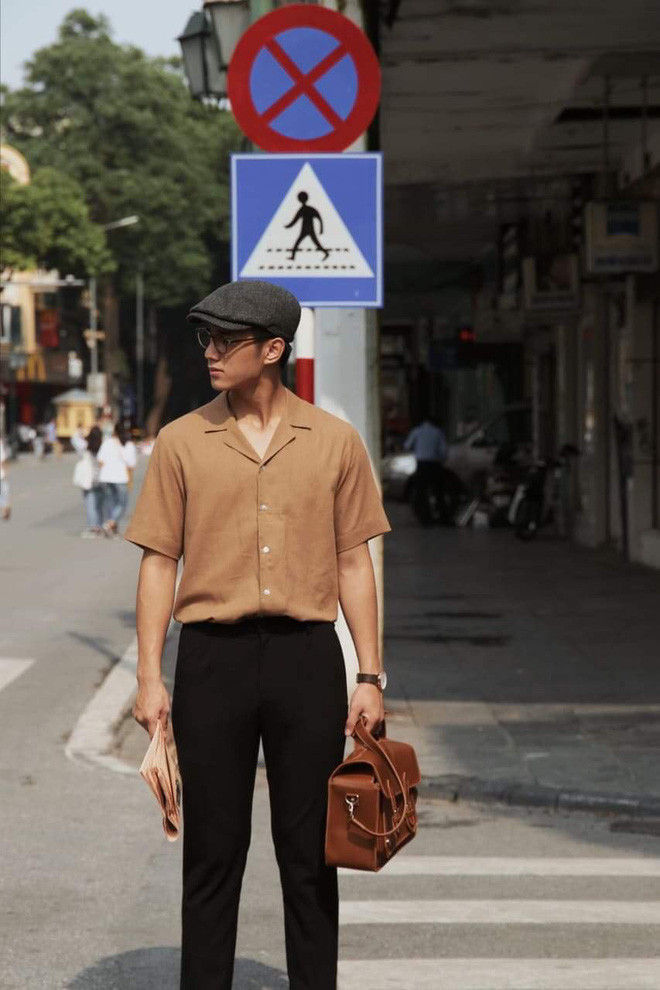 Nói về quyết định vào Học viện Quân y học, Đình Linh chia sẻ rằng do ngưỡng mộ những người thuộc lực lượng vũ trang như cảnh sát hay bộ đội và luôn ước một ngày không xa được khoác lên mình bộ quân phục màu xanh.