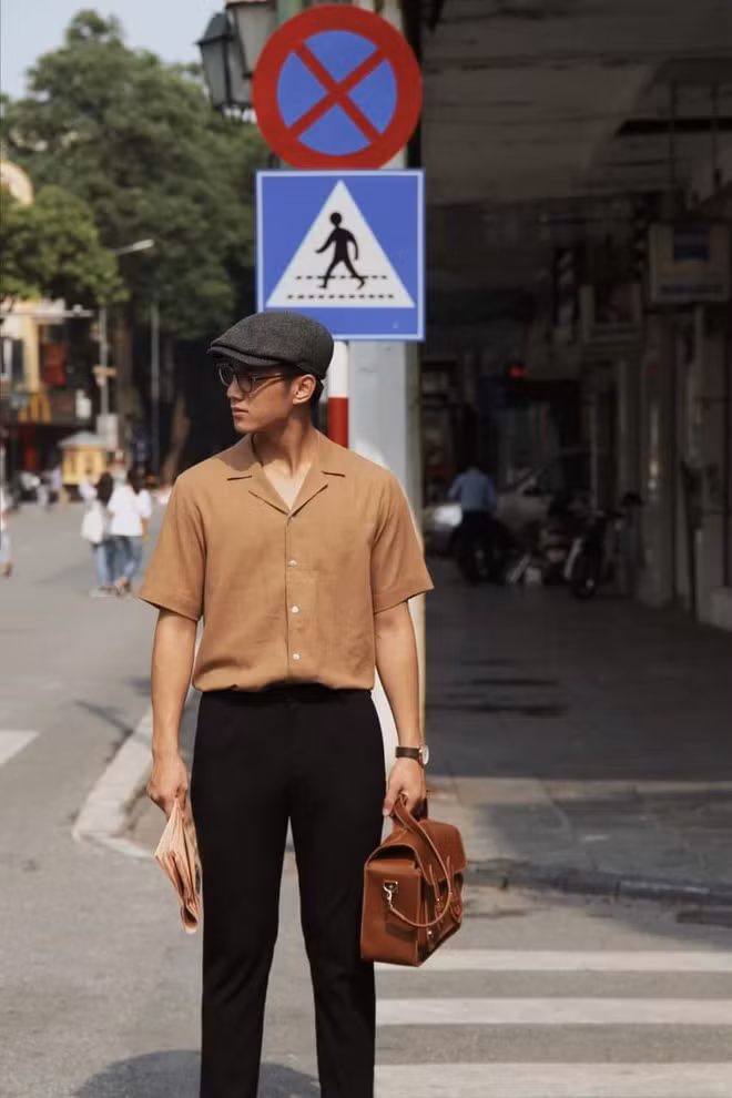 Nói về quyết định vào Học viện Quân y học, Đình Linh chia sẻ rằng do ngưỡng mộ những người thuộc lực lượng vũ trang như cảnh sát hay bộ đội và luôn ước một ngày không xa được khoác lên mình bộ quân phục màu xanh.