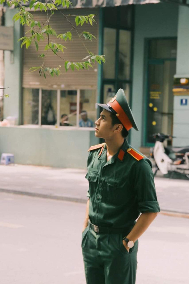 Chẳng mất quá nhiều thời gian tìm kiếm, hot boy Học viện Quân y Hà Nội đã lộ diện. Đó là Nguyễn Đình Linh sinh năm 1999 đến từ Nghệ An, hiện đang là sinh viên ngành Y Đa khoa của hệ quân sự.
