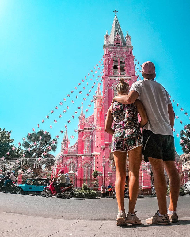 Nhìn từ phía ngoài, nhà thờ Tân Định hiện lên như một tòa lâu đài cổ tích màu hồng nổi bật trên nền trời xanh giữa đất Sài thành.