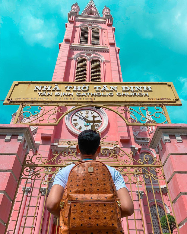 Nhà thờ Tân Định phổ biến với người nước ngoài đi du lịch Sài Gòn đến nỗi có hẳn một tọa độ riêng mang tên "Pink Church" dành cho nó. Thử search hashtag #pinkchurch hay #nhathotandinh trên Instagram