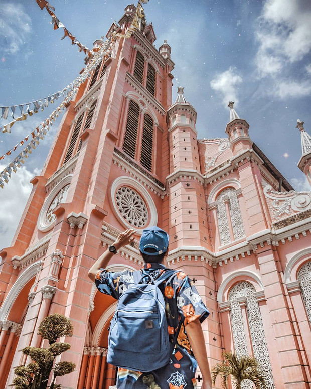 Đến đây, các bạn cứ vào gửi xe rồi chụp hình thôi, nhưng lưu ý giữ trật tự và tránh xả rác bừa bãi để giữ vẻ tôn nghiêm cho khu vực tôn giáo này.