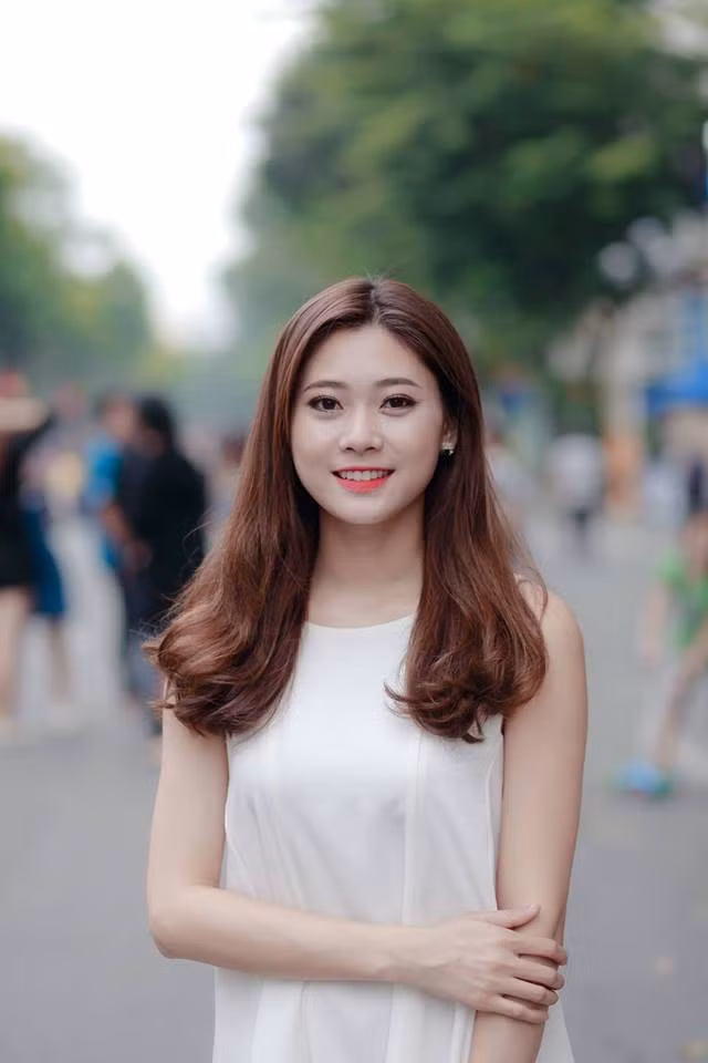 Lợi thế về ngoại hình sáng cũng đem đến cho Huyền Trang rất nhiều lợi thế như tự tin xuất hiện trong các sự kiện hay giao tiếp với những người xung quanh.