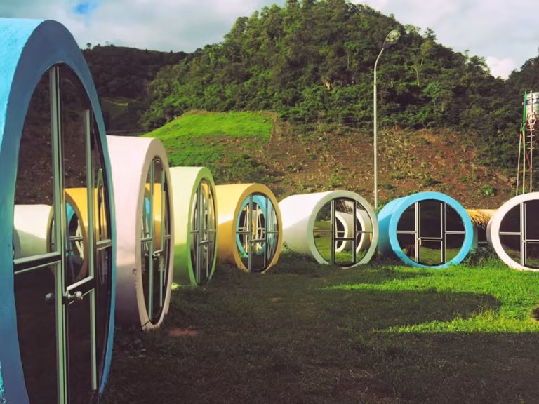 Chắc hẳn buổi sáng sẽ là khoảng thời gian tuyệt vời nhất khi mọi thứ xung quanh đều rất đỗi trong lành, tinh khôi, khác xa cái ồn ào, tấp nập của chốn thị thành. Ảnh sử dụng trong bài: Mộc Châu Happy Land.