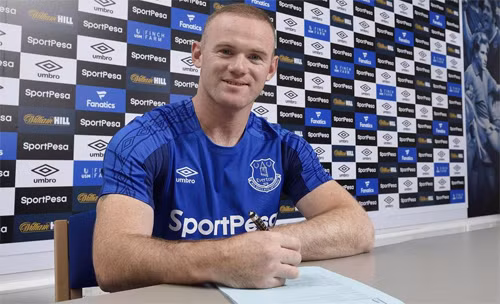 Rooney đến Everton kiểm tra y tế: Báo chí Anh đồng loạt đăng tải hình ảnh thủ quân của MU lái xe đến sân tập của Everton để tiến hành kiểm tra y tế. Dự kiến, đội bóng chủ sân Goodison Park sẽ công bố bản hợp đồng mới với Rooney trong 24 giờ tới. Ảnh: Facebook