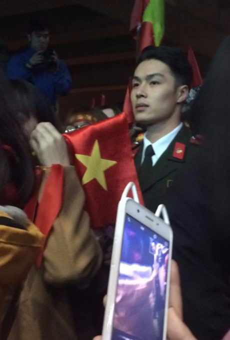 Nam thần cảnh sát xuất hiện trong lễ đón tiếp các cầu thủ U23 Việt Nam tại sân bay Vinh.