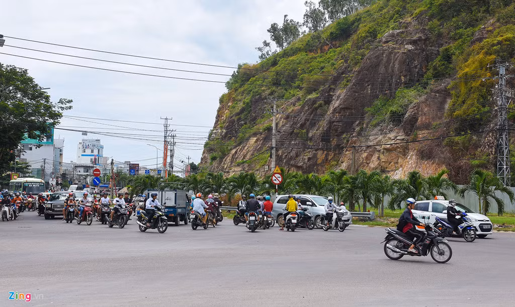 Khu vực này có hàng nghìn người dân và du khách qua lại mỗi ngày. Cựu Bí thư Tỉnh ủy Bình Định Vũ Hoàng Hà lo ngại việc tạc phù điêu vào vách núi Bà Hỏa sát nhiều tuyến đường giao nhau sẽ rất nguy hiểm.