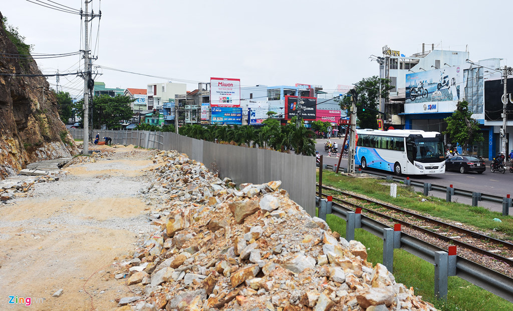 Vách núi Bà Hỏa không chỉ bên cạnh nút giao nhau 4 tuyến phố mà còn gần sát với đường sắt tuyến Quy Nhơn đi TP.HCM và ngược lại. "Trong trường hợp có đới đứt gãy chạy qua, đá trầm tích dễ bị sạt lở. Do vậy, đơn vị thi công đục, đẽo vách núi đặt bức phù điêu sẽ khó giữ công trình được lâu, lãng phí", tiến sĩ Nguyễn Hoàng, chuyên gia Viện Khoa học và Công nghệ (Nhật Bản), nói.