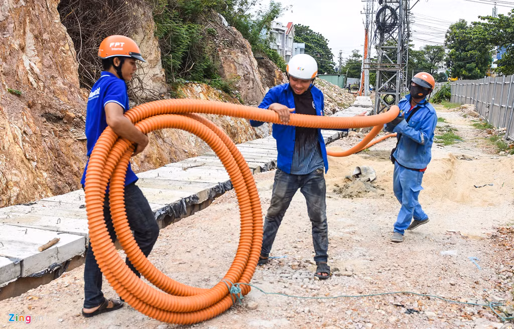 Trong khi chờ đợi thu thập ý kiến người dân, chuyên gia về dự án tạc bức phù điêu, UBND tỉnh Bình Định đã chỉ đạo cơ quan chức năng có phương án phân luồng, tuyến bảo đảm an toàn giao thông thi công đào mương kỹ thuật cắt ngang đường để ngầm hóa hệ thống đường điện đoạn từ đường Võ Nguyên Giáp qua đầu đường phường Đống Đa (TP Quy Nhơn) nhằm tạo không gian thông thoáng cho mặt tiền núi Bà Hỏa.