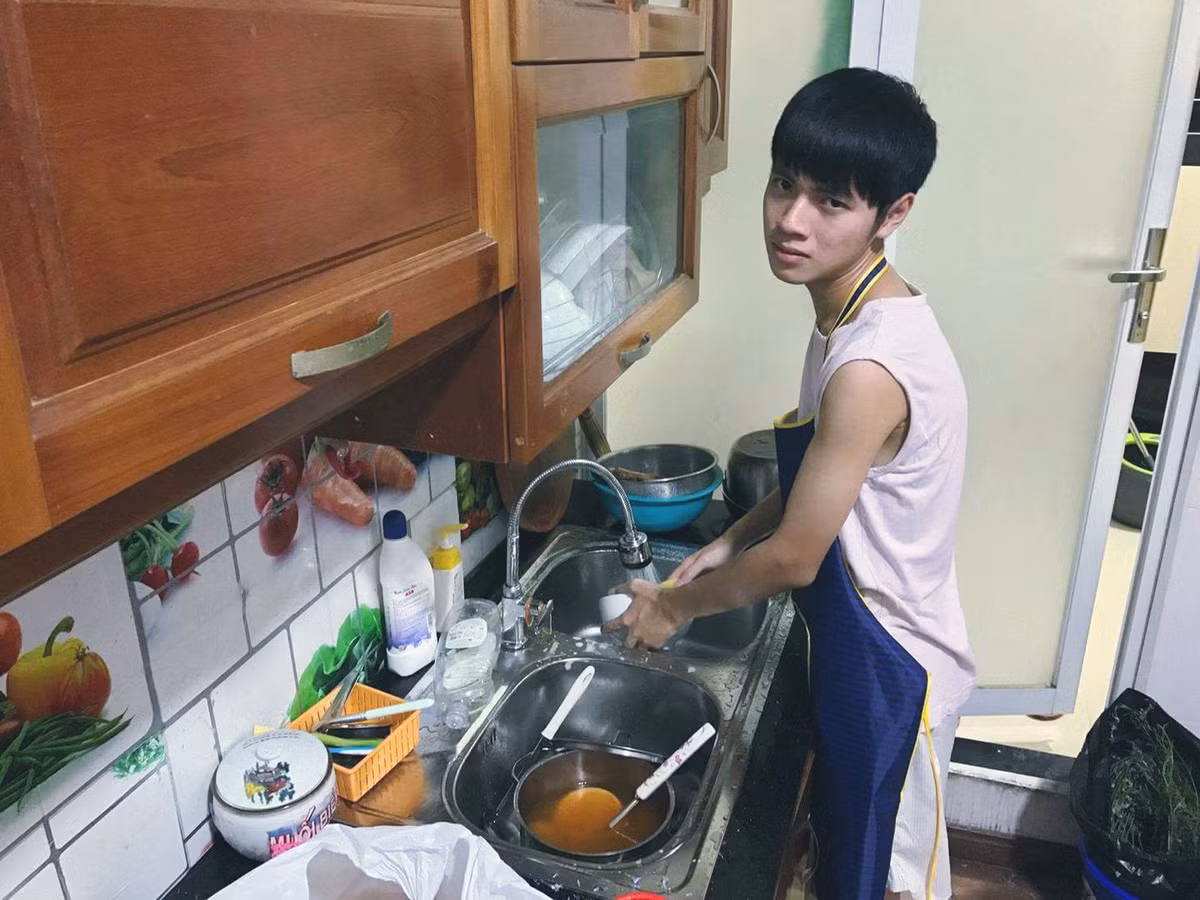 Cả đời chẳng bao giờ phải rửa bát vậy mà chỉ vì thua độ World Cup, "đấng mày râu" phải sắn tay, mặc tạp dề vào bếp.