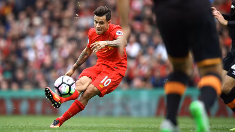 Real Madrid bỏ Hazard, theo đuổi bộ đôi Liverpool: Trang tin về chuyển nhượng nước Italia TMW mới đây khẳng định Real Madrid đã chuyển hướng sang Georginio Wijnaldum của Liverpool sau khi công cuộc săn đuổi Eden Hazard thất bại. Kế hoạch B của Real mang tên Wijnaldum có thể coi là một bất ngờ lớn, dù ngôi sao người Hà Lan đang trải qua một mùa giải ra mắt hết sức thành công ở Liverpool tại khu vực trung tuyến. Một nguồn tin từ Don Balon thì khẳng định, Real đã đưa ra lời đề nghị trị giá 70 triệu bảng cho Coutinho, cùng lời đề nghị nhượng James Rodriguez hoặc Alvaro Morata như một phần của hợp đồng. Đây là lời đề nghị khá hấp dẫn, và khiến The Kop phải lung lay. Ảnh: Goal.com