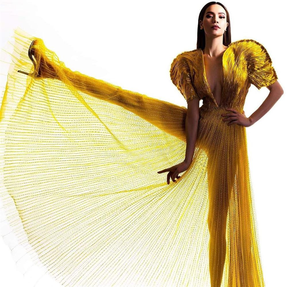 Trước Hà Hồ, showbiz Việt đã có nhiều nghệ sĩ từng gặp tình huống dở khóc dở cười tương tự khi bị dân mạng chế ảnh.