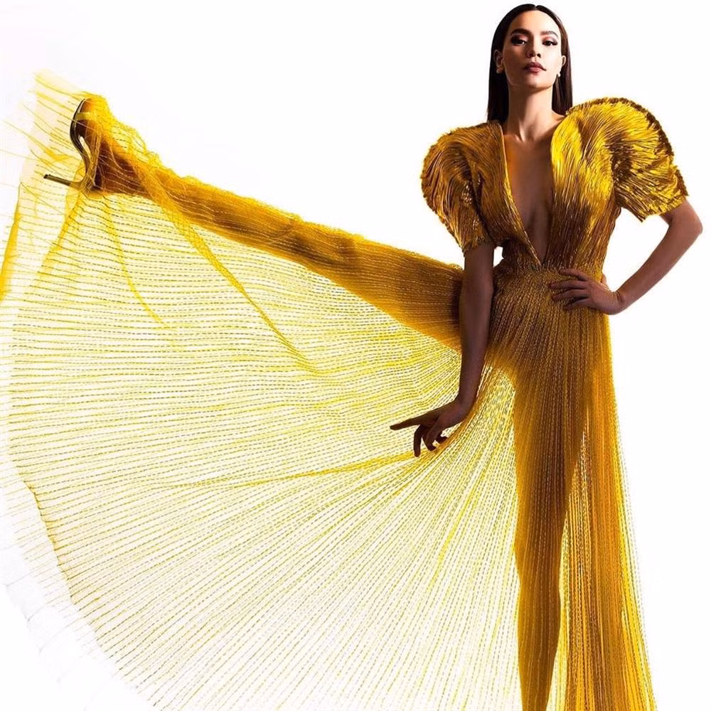 Trước Hà Hồ, showbiz Việt đã có nhiều nghệ sĩ từng gặp tình huống dở khóc dở cười tương tự khi bị dân mạng chế ảnh.