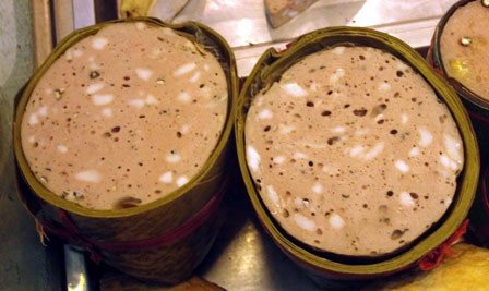 Bằng cách sử dụng sản phẩm “cây nhà lá vườn” để thưởng Tết, một doanh nghiệp sử dụng giò bò hoặc giò ngựa bạch để thưởng Tết cho nhân viên.