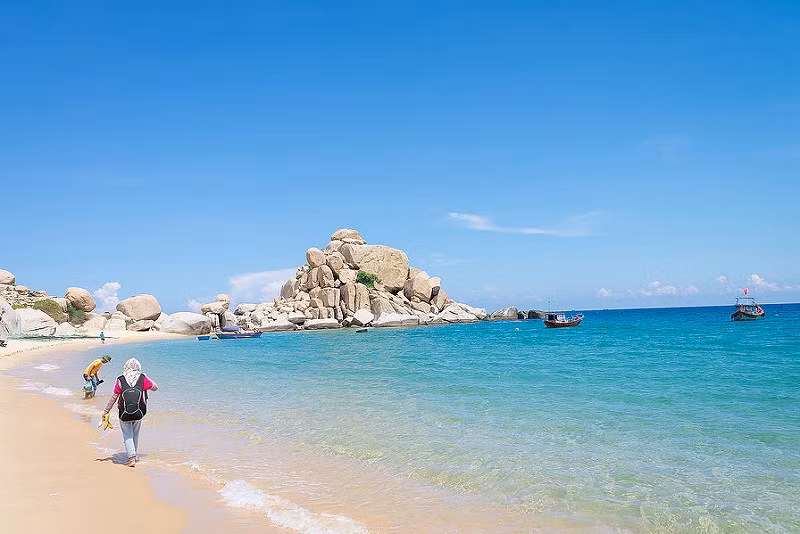 Không chỉ có cát, Thảo nguyên Mông Cổ tại Ninh Thuận còn có với bãi cát trắng trải dài, nước biển trong veo, xanh ngắt của thiên nhiên kì vĩ đẹp đến mê lòng.