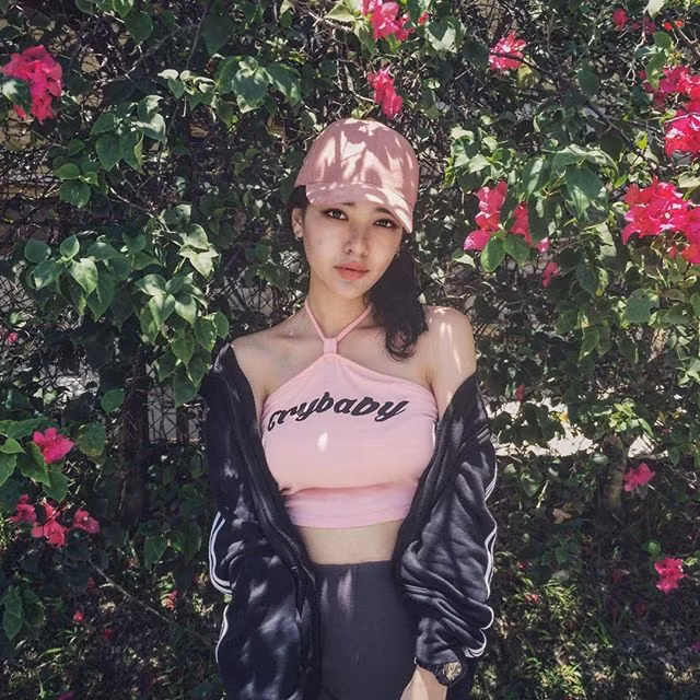 Sở thích lớn nhất của Adele là đi du lịch, ca hát và make-up chính bởi vậy cô bạn 9X này cũng là một blogger beauty có tiếng tại Malaysia.