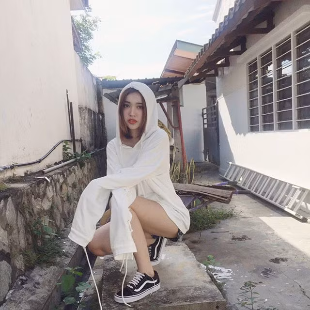 Có thể nói, Adele là điển hình cho mẫu phụ nữ dù bị hạn chế bởi chiều cao nhưng bù lại được gương mặt ưa nhìn và biết cách để tự tin và tỏa sáng.