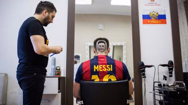 Được biết, để cho ra đời tác phẩm chân dung Messi trên tóc cho khách hàng tham gia sự kiện khai mạc World Cup 2018, Hvala đã phải mất 5 đến 7 tiếng lao động miệt mài và anh cần có một bức tranh nguyên mẫu để cắt theo.