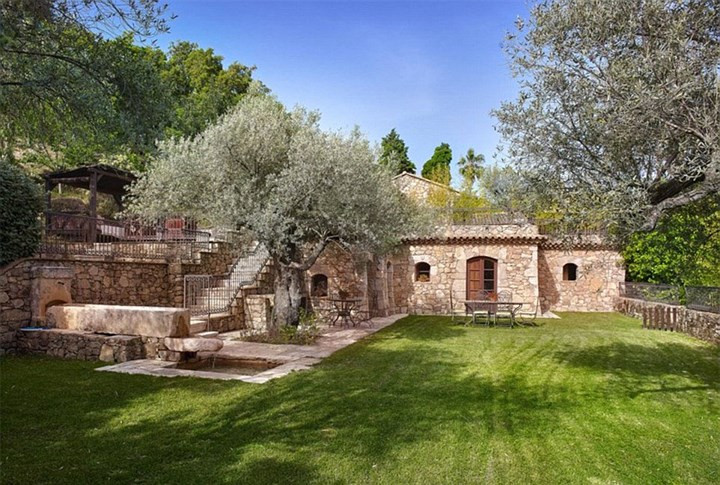 Nhà có khuôn viên rộng, rất nhiều cây cối, khá đẹp và thơ mộng.