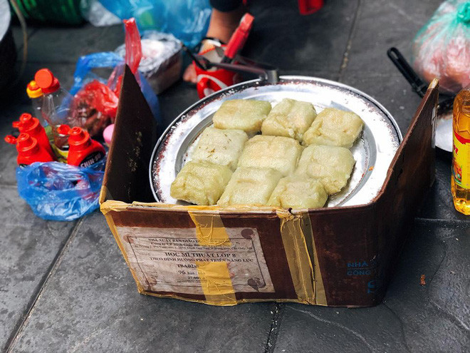 Cũng như bao thức quà vặt khác, không khó để tìm những hàng quán có bán bánh chưng rán trên các gánh hàng rong vỉa hè hay trong mấy con ngõ nhỏ.