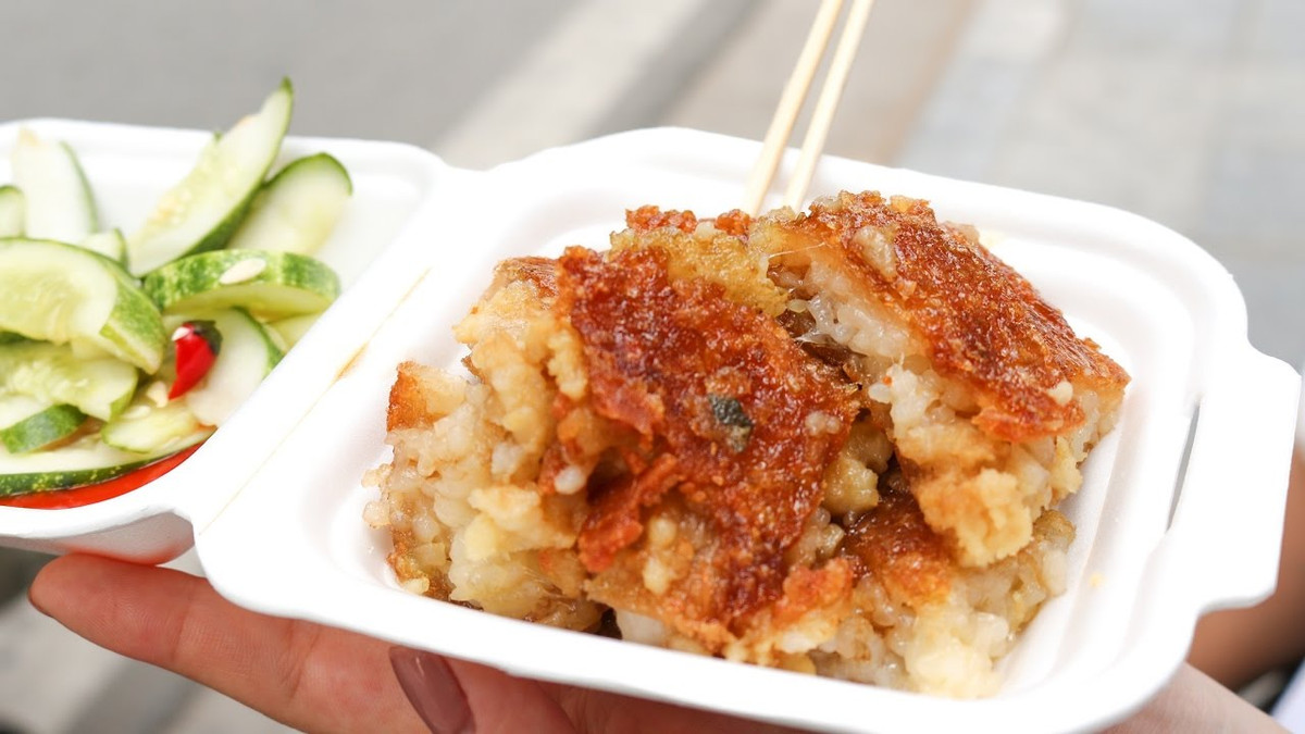 Tuy nhiên, theo cảm nhận của nhiều bạn trẻ, ăn bánh chưng rán với dưa góp vẫn là ngon nhất. Cái béo ngậy của từng miếng bánh chưng sau khi được rán với mỡ được "giải tỏa" bằng sự thanh thanh của dưa góp quả là cặp bài trùng không thể tách rời.