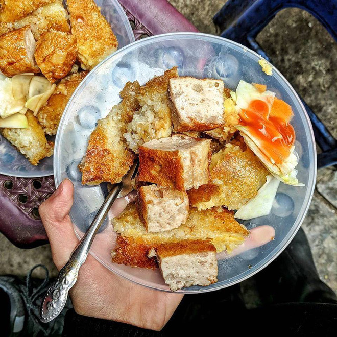 Sáng đi làm vội vã đĩa bánh chưng rán đầy đủ dưa góp, nước tương, tương ớt đã cứu đói cho nhiều người từ người lớn cho tới trẻ nhỏ.