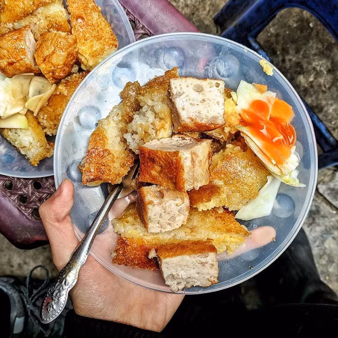 Sáng đi làm vội vã đĩa bánh chưng rán đầy đủ dưa góp, nước tương, tương ớt đã cứu đói cho nhiều người từ người lớn cho tới trẻ nhỏ.