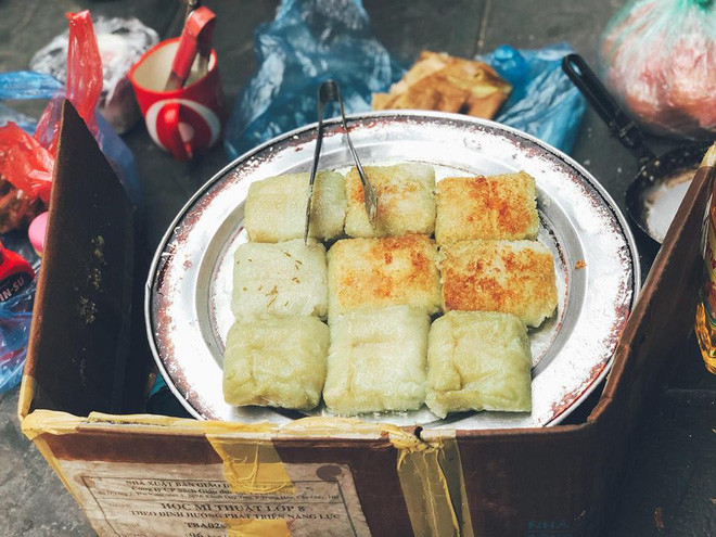 Hình ảnh những gánh hàng với vài chiếc ghế nhựa, một chiếc mâm tròn với đầy ắp bánh chưng xếp bên trên chắc hẳn đã quá quen thuộc mỗi độ đông về.