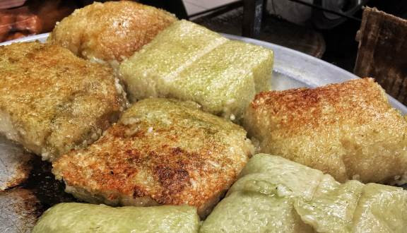 Ngày nay, bánh chưng rán không chỉ được ăn vào mỗi dịp Tết mà nó được bán phổ biến và các thức ăn đi kèm cũng phong phú hơn như xúc xích, lạp sườn, dưa bò ......