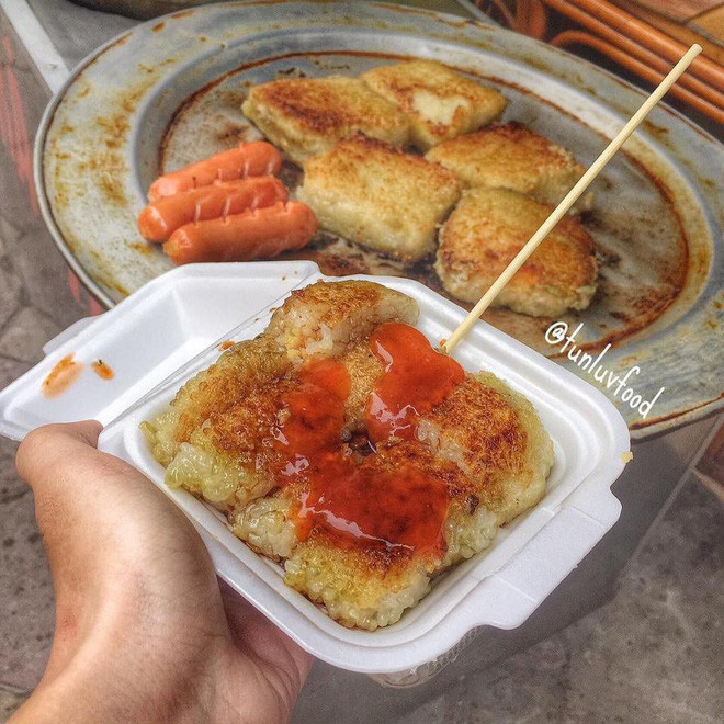 Đĩa bánh chưng vừa rán vẫn còn nóng hổi được xắt thành miếng vừa ăn, rưới thêm chút xì dầu là món ăn đã đi cùng năm tháng với nhiều bạn trẻ từ lúc cắp sách tới trường cho đến khi trưởng thành đi làm ăn.