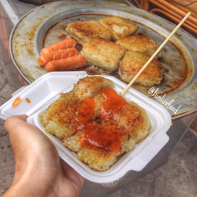 Đĩa bánh chưng vừa rán vẫn còn nóng hổi được xắt thành miếng vừa ăn, rưới thêm chút xì dầu là món ăn đã đi cùng năm tháng với nhiều bạn trẻ từ lúc cắp sách tới trường cho đến khi trưởng thành đi làm ăn.